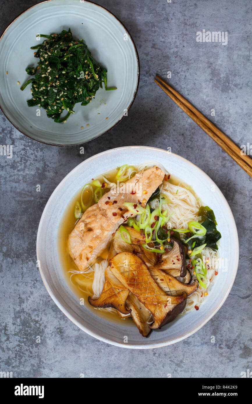 Miso ramen con re funghi Oyster, salmone e riso tagliatelle Foto Stock