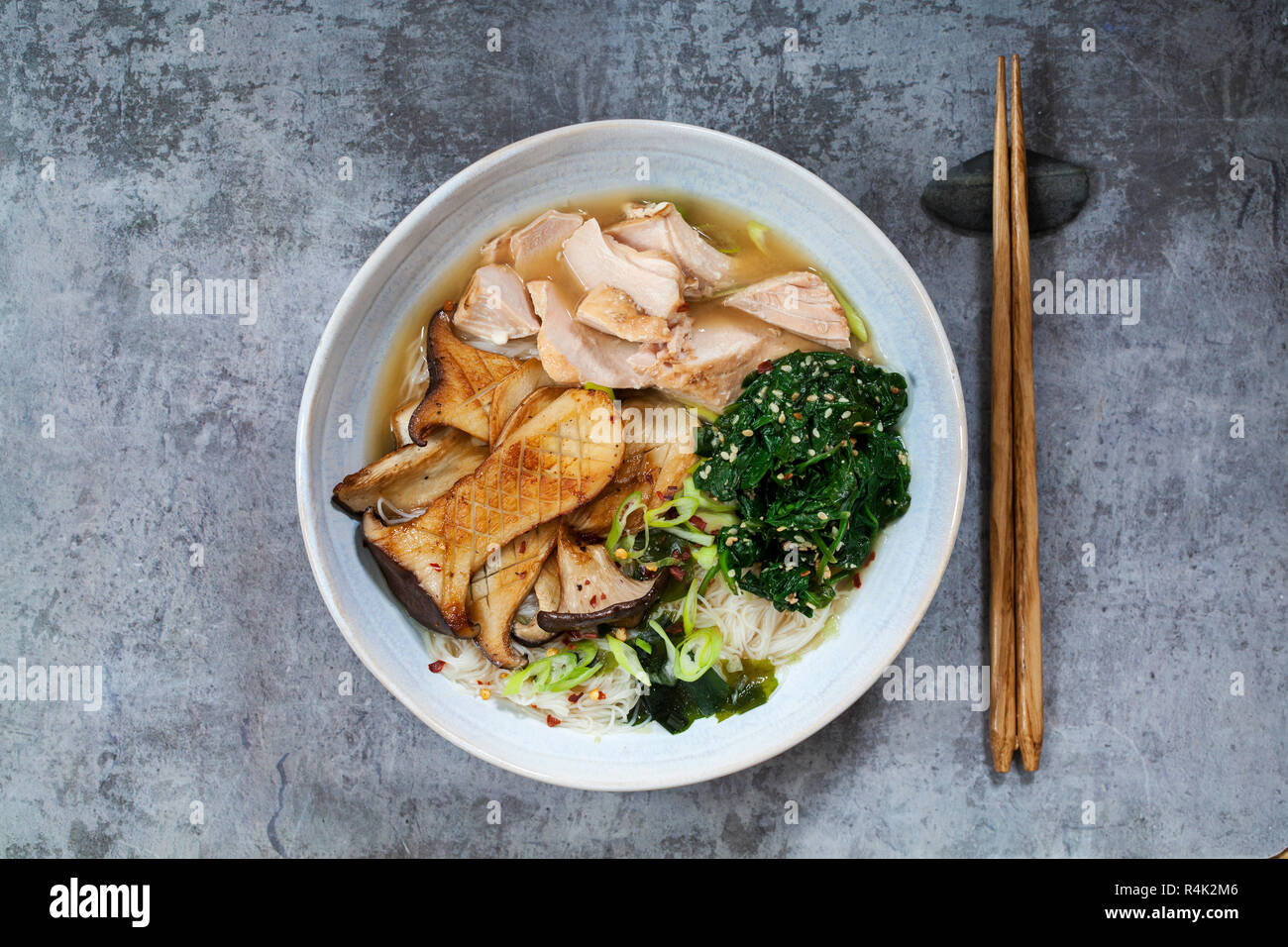 Miso ramen con re funghi Oyster, salmone e riso tagliatelle Foto Stock