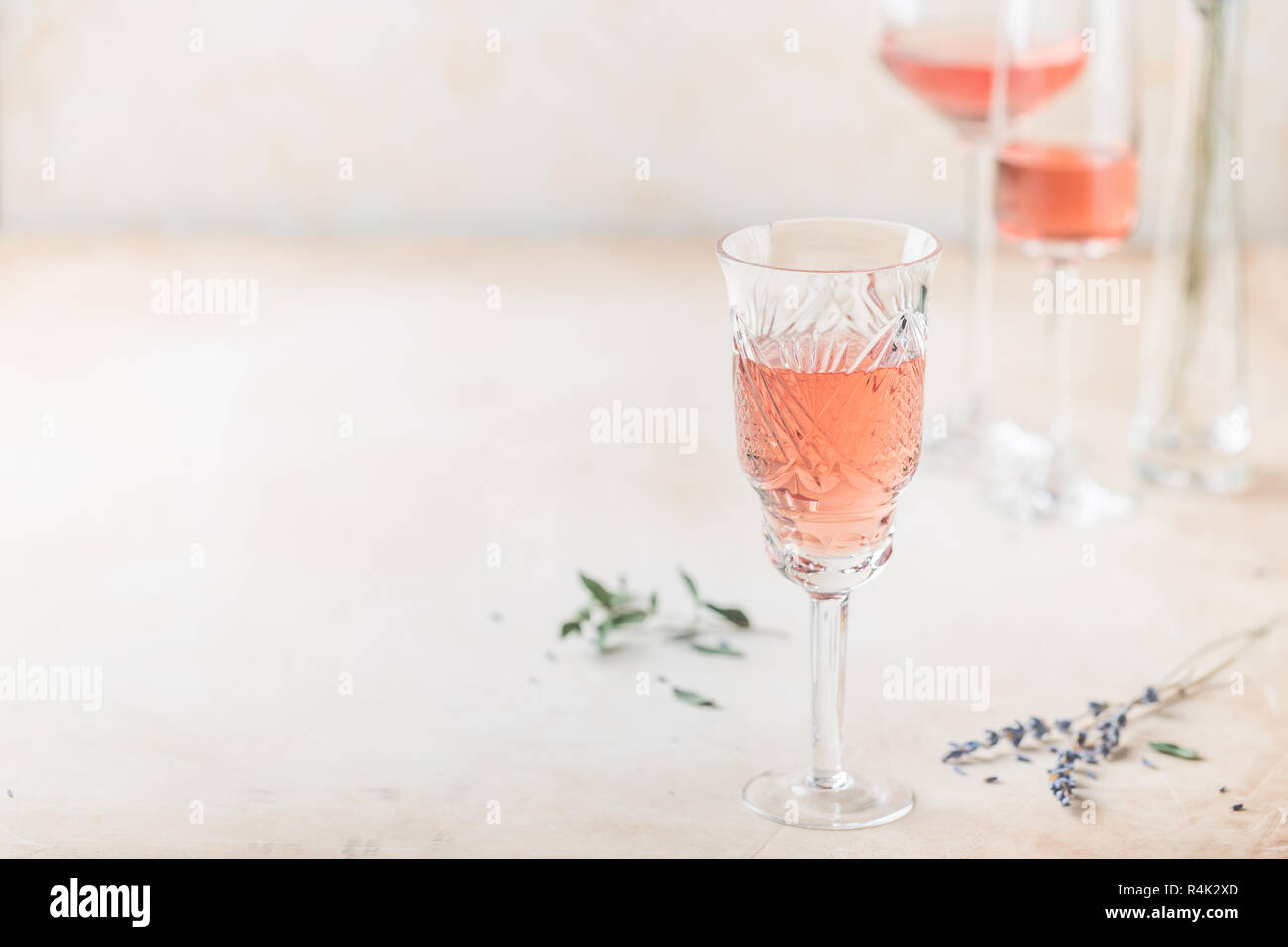 Forme diverse di bicchieri di vino rosato su sfondo chiaro. Foto Stock