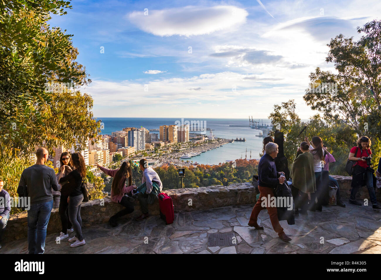 Le persone godono di giornata soleggiata al punto di vista di Gibralfaro (Mirador de Gibralfaro) nella città di Malaga, Andalusia, Spagna Foto Stock