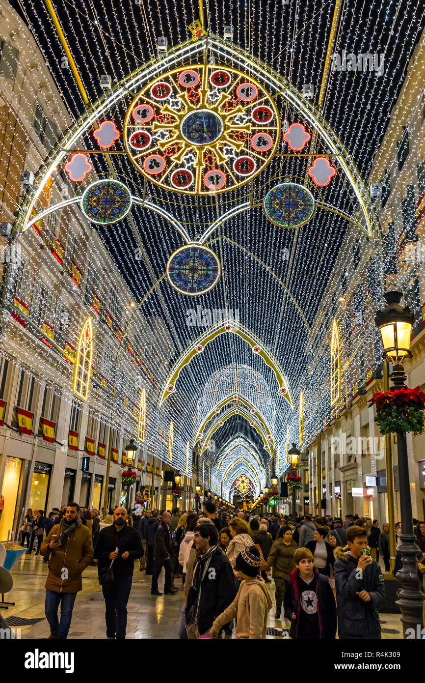 La folla di gente che cammina su Calle Marques de Larios, decorata con decorazioni di Natale, Malaga, Spagna Foto Stock