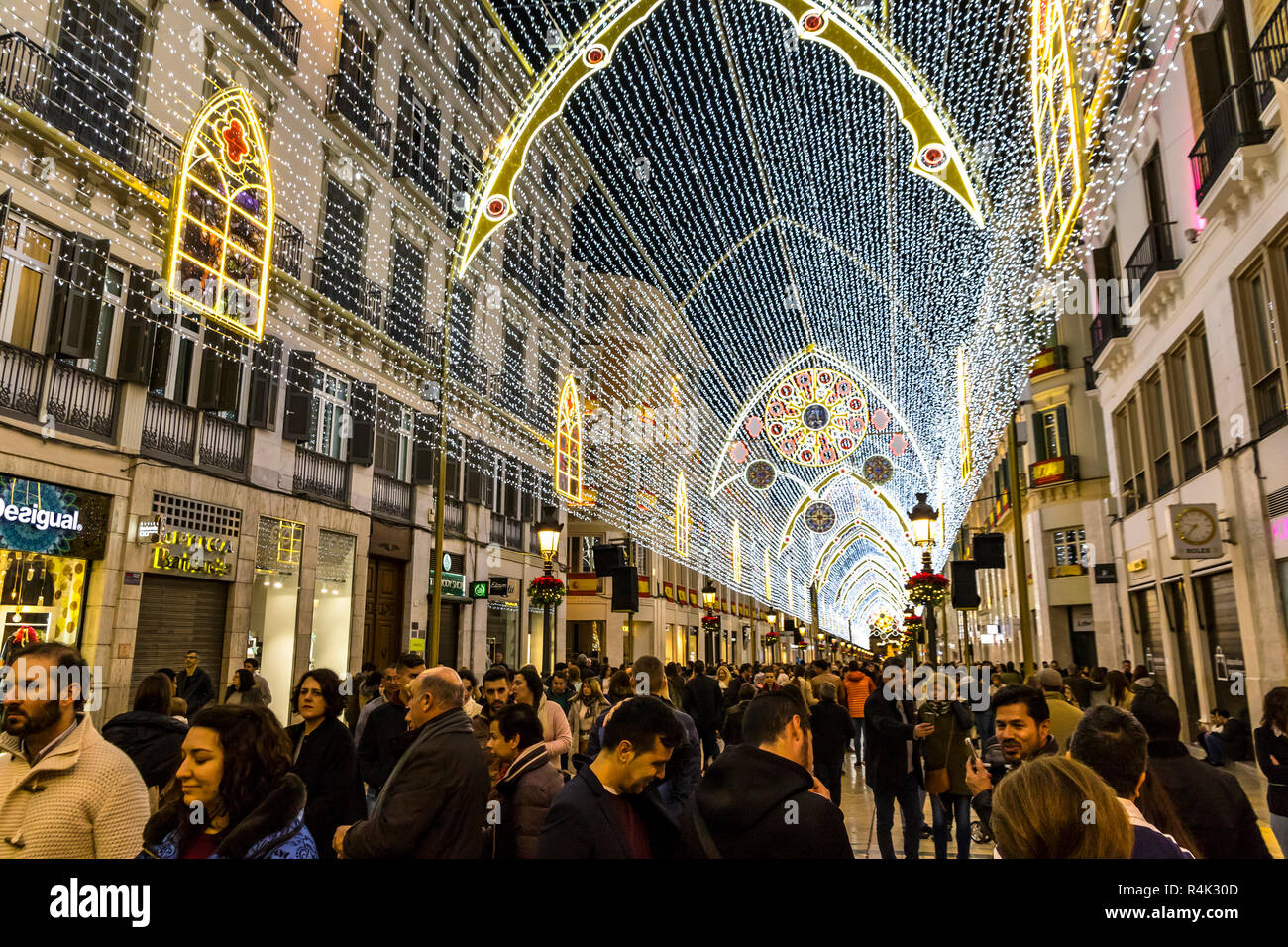 La folla di gente che cammina su Calle Marques de Larios, decorata con decorazioni di Natale, Malaga, Spagna Foto Stock