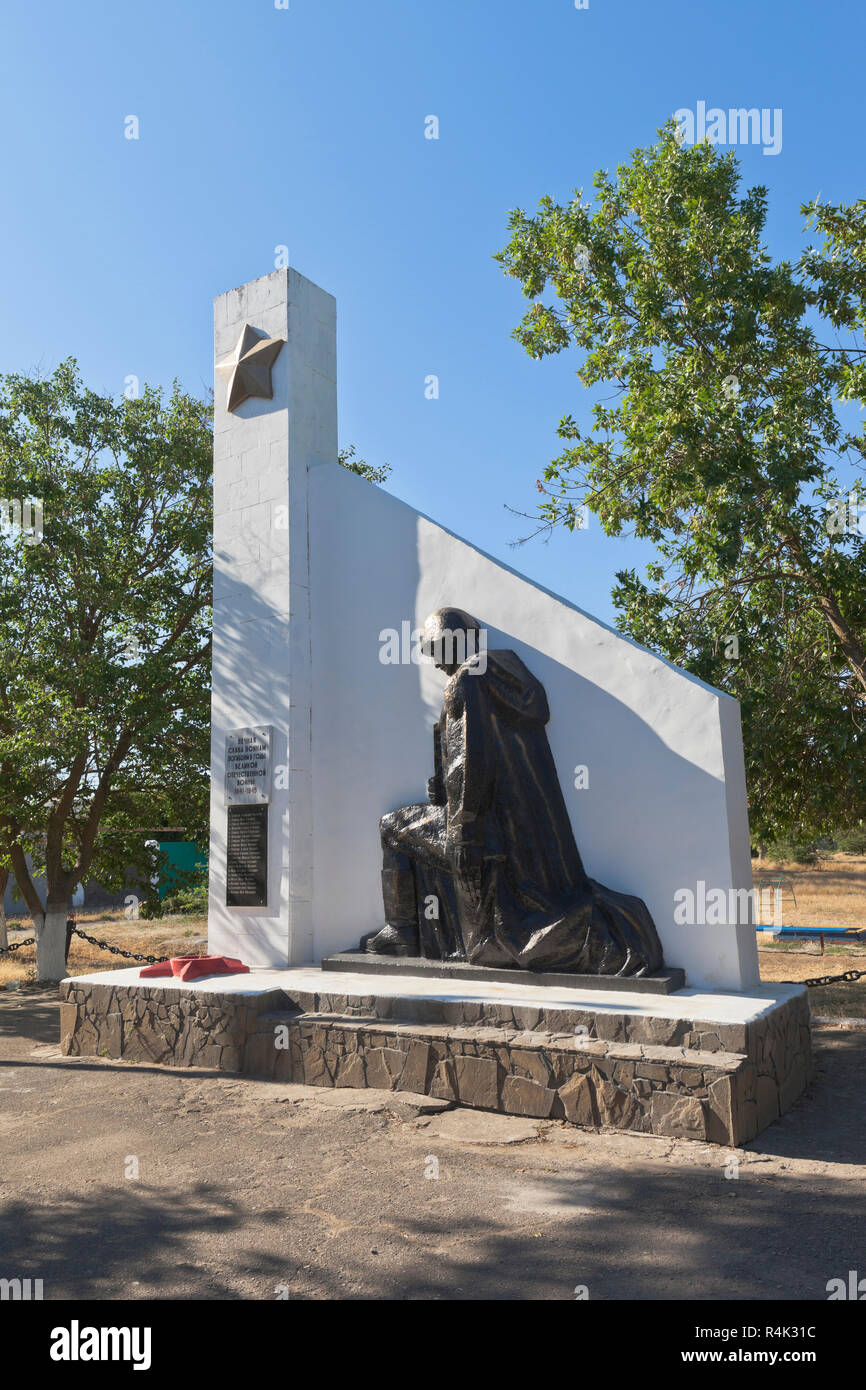 Evpatoria, Crimea, Russia - Luglio 2, 2018: Monumento a quelli uccisi durante la Grande Guerra Patriottica nel villaggio di Uyutnoye, Saksky distretto, Evpator Foto Stock