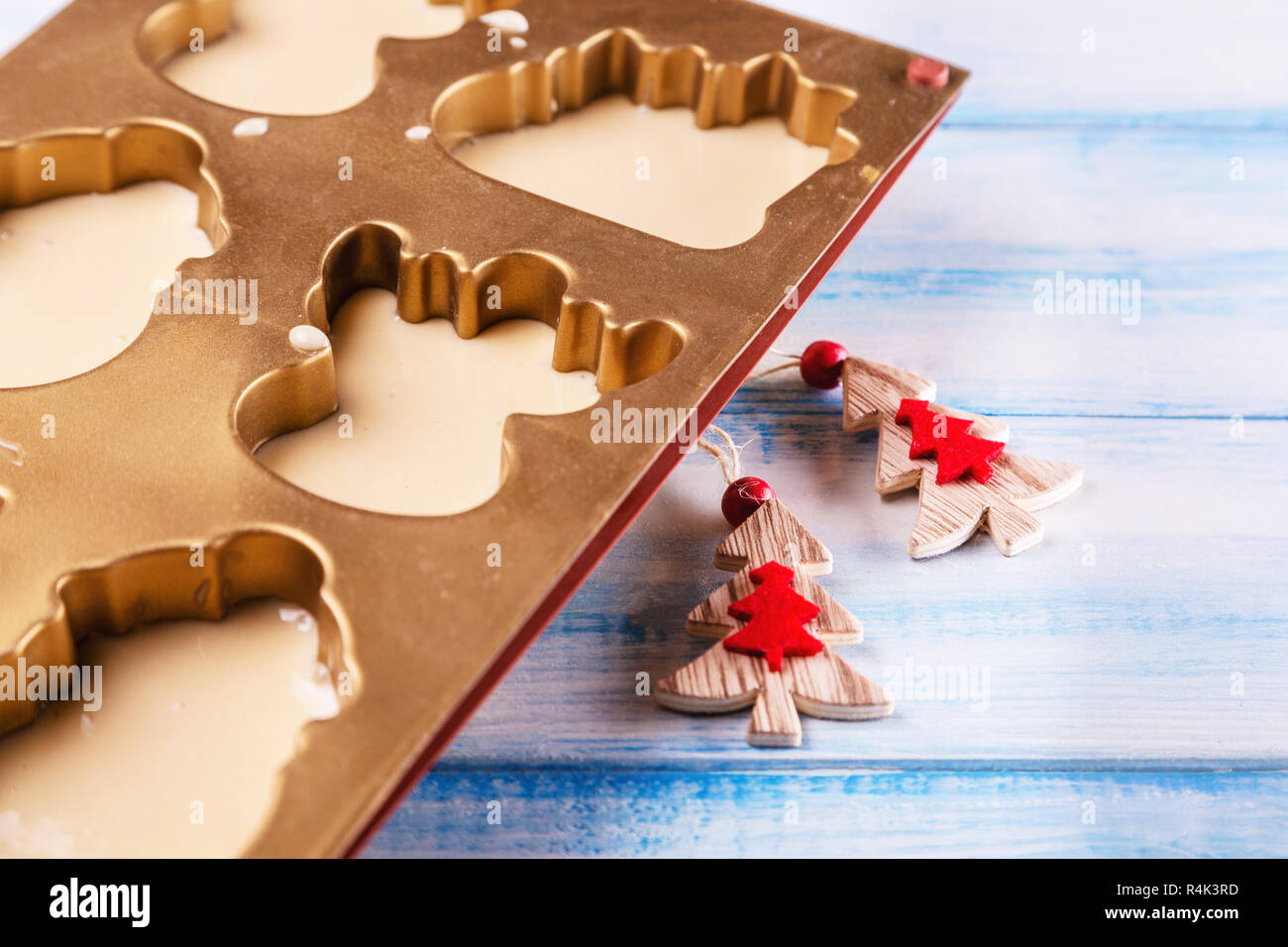 Il Natale e il nuovo anno in casa di cottura in forno. Close up su sfondo chiaro. Foto Stock
