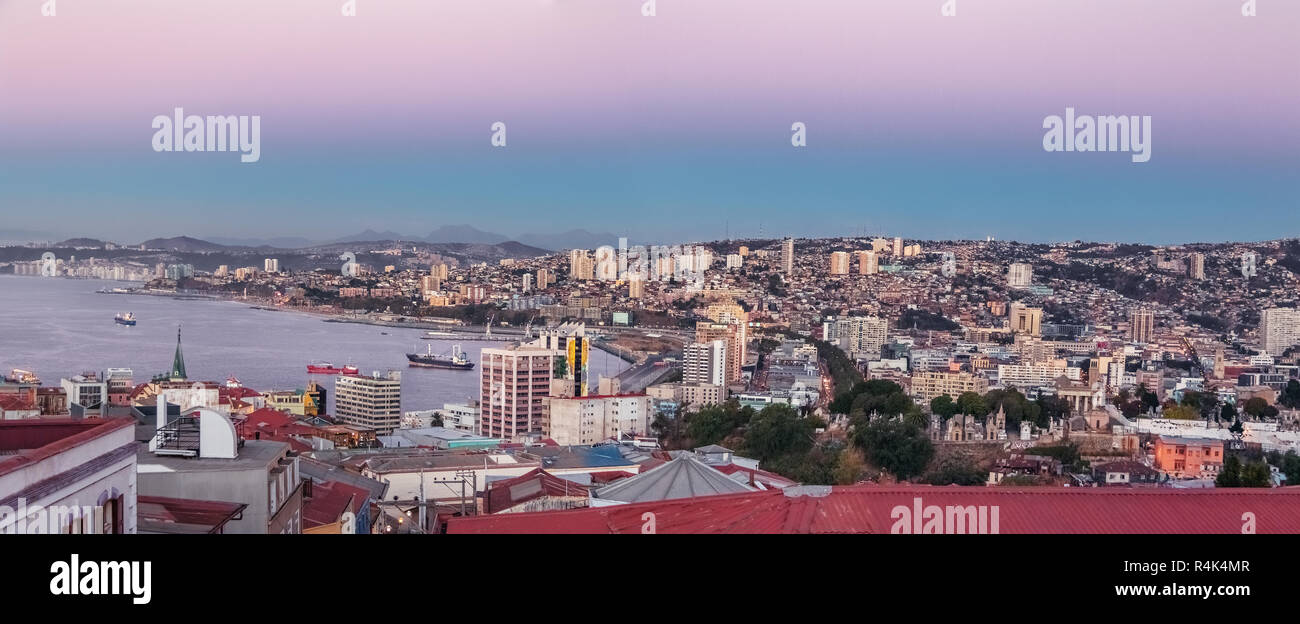 Panoramica vista aerea di Valparaiso dal Cerro Alegre collina al tramonto - Valparaiso, Cile Foto Stock