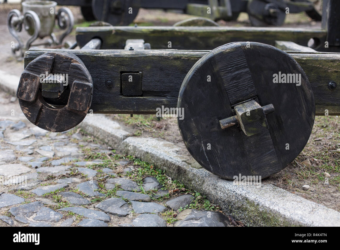 Militari puntelli di legno con ruote Foto Stock