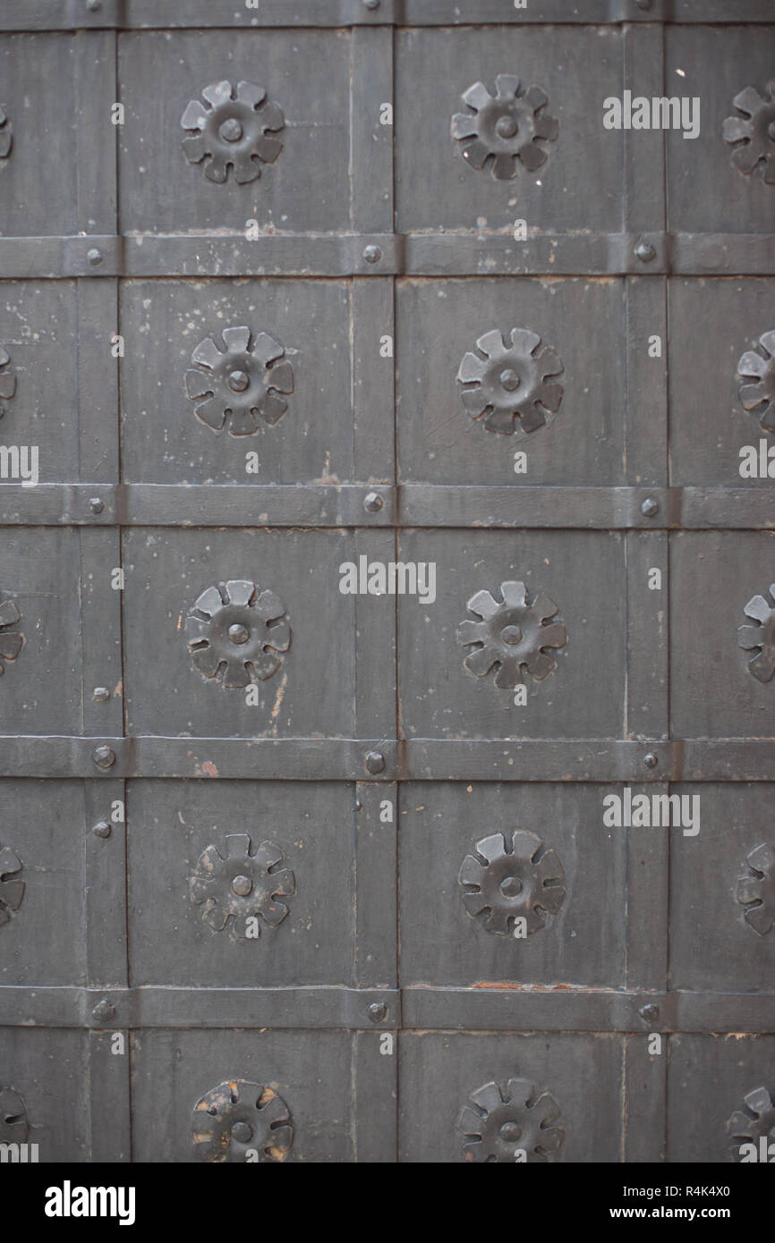 Un grande massiccio metallo antico in ferro battuto della porta nera Foto Stock