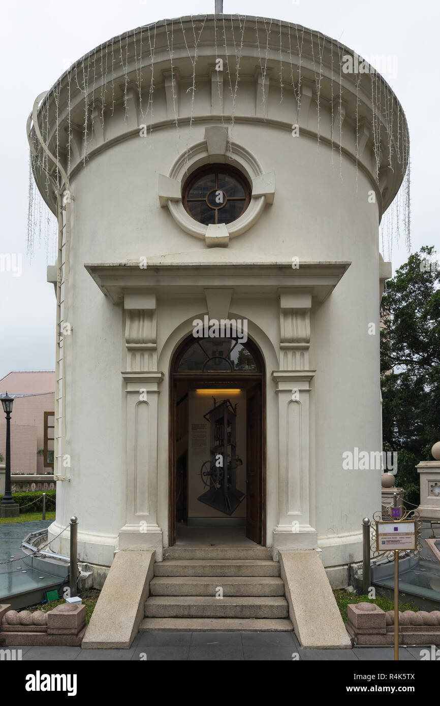 Sfera di tempo Torre è uno dei pochi edifici del patrimonio Inglese. Installato nel 1884, essa ha segnalato il tempo di navi nel porto di Victoria e di Hong Kong Foto Stock