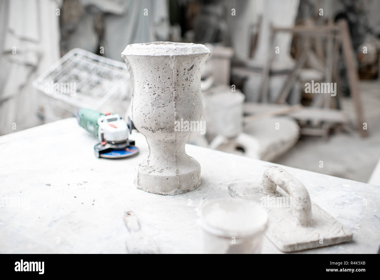 Luogo di lavoro con il vecchio sculture e strumenti di lavoro sul tavolo del scultore's studio Foto Stock