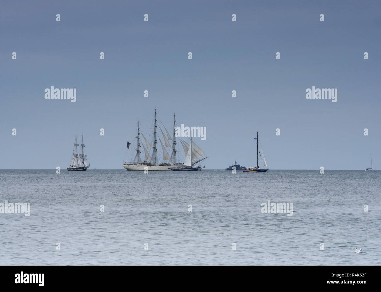 Che scorre sul mare vela-nave Su sfondo cielo Foto Stock