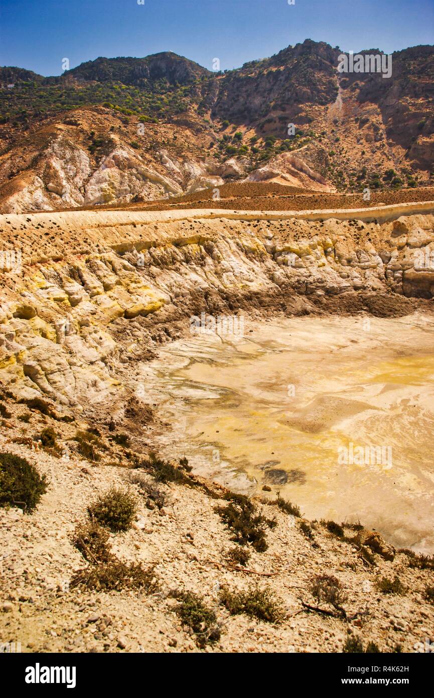 Nissiros cratere del vulcano - iconico RITRATTO PAESAGGIO Foto Stock