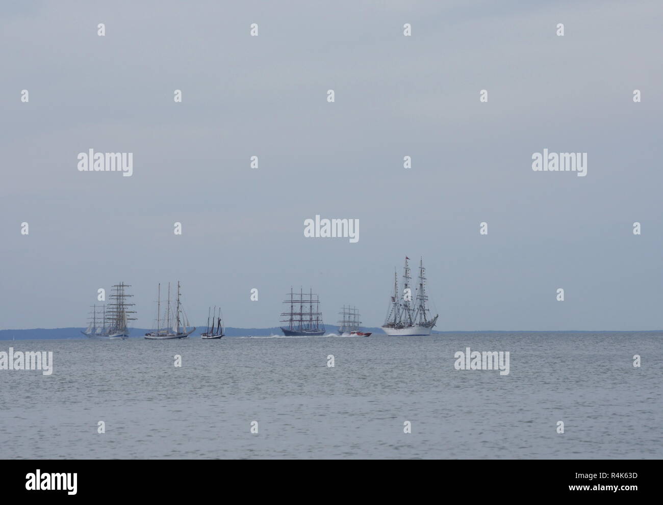 Che scorre sul mare vela-nave Su sfondo cielo Foto Stock