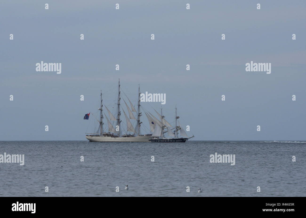 Che scorre sul mare vela-nave Su sfondo cielo Foto Stock