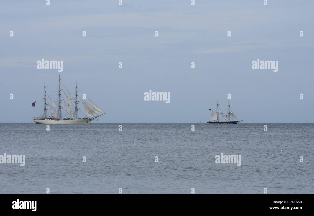 Che scorre sul mare vela-nave Su sfondo cielo Foto Stock