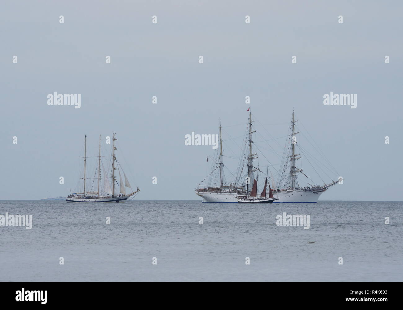 Che scorre sul mare vela-nave Su sfondo cielo Foto Stock