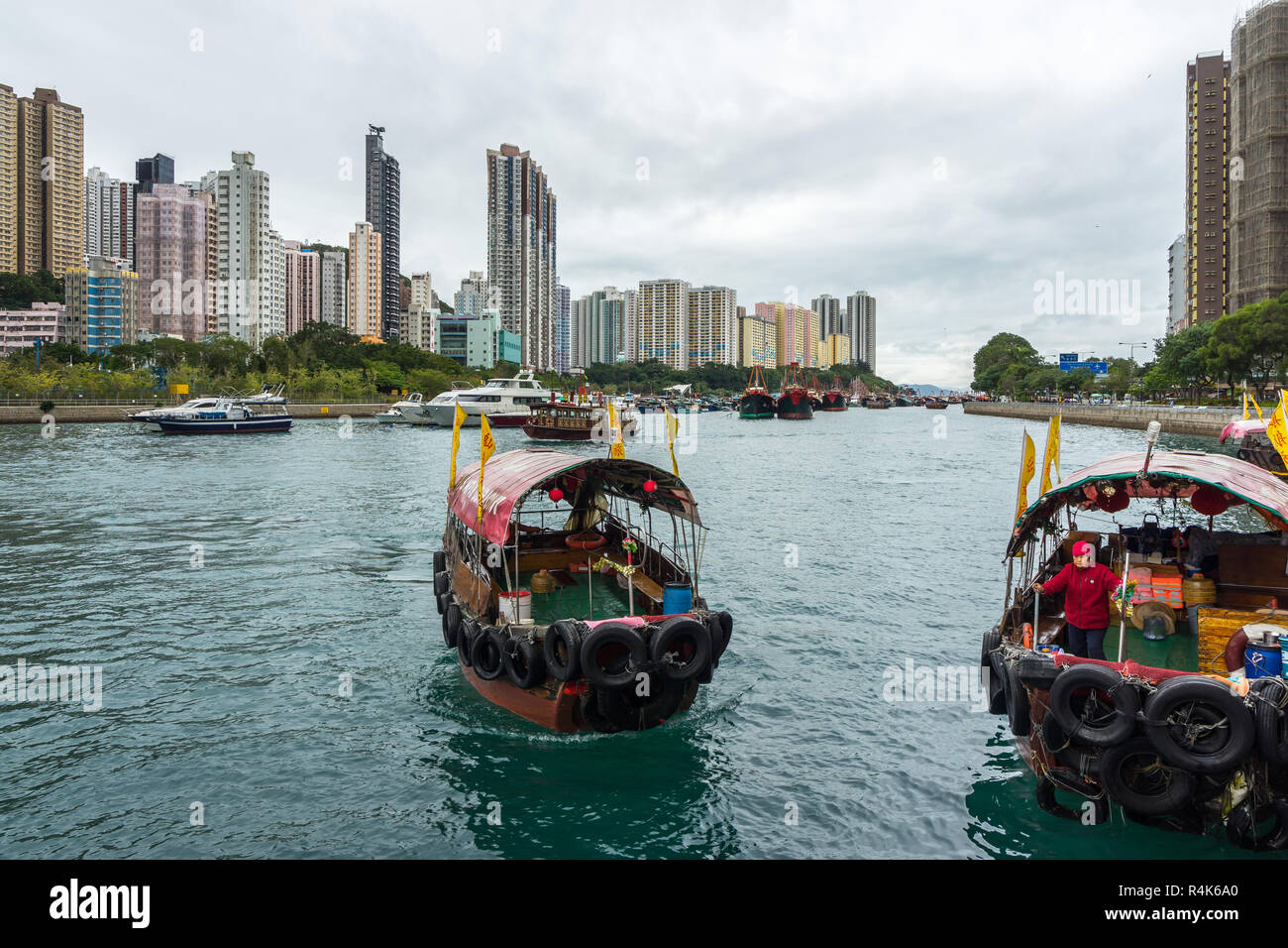 Giro in Sampan è una popolare attività turistica per esplorare Aberdeen porto e il villaggio galleggiante dove le persone vivono sulla casa barche, Aberdeen, Hong Kong Foto Stock