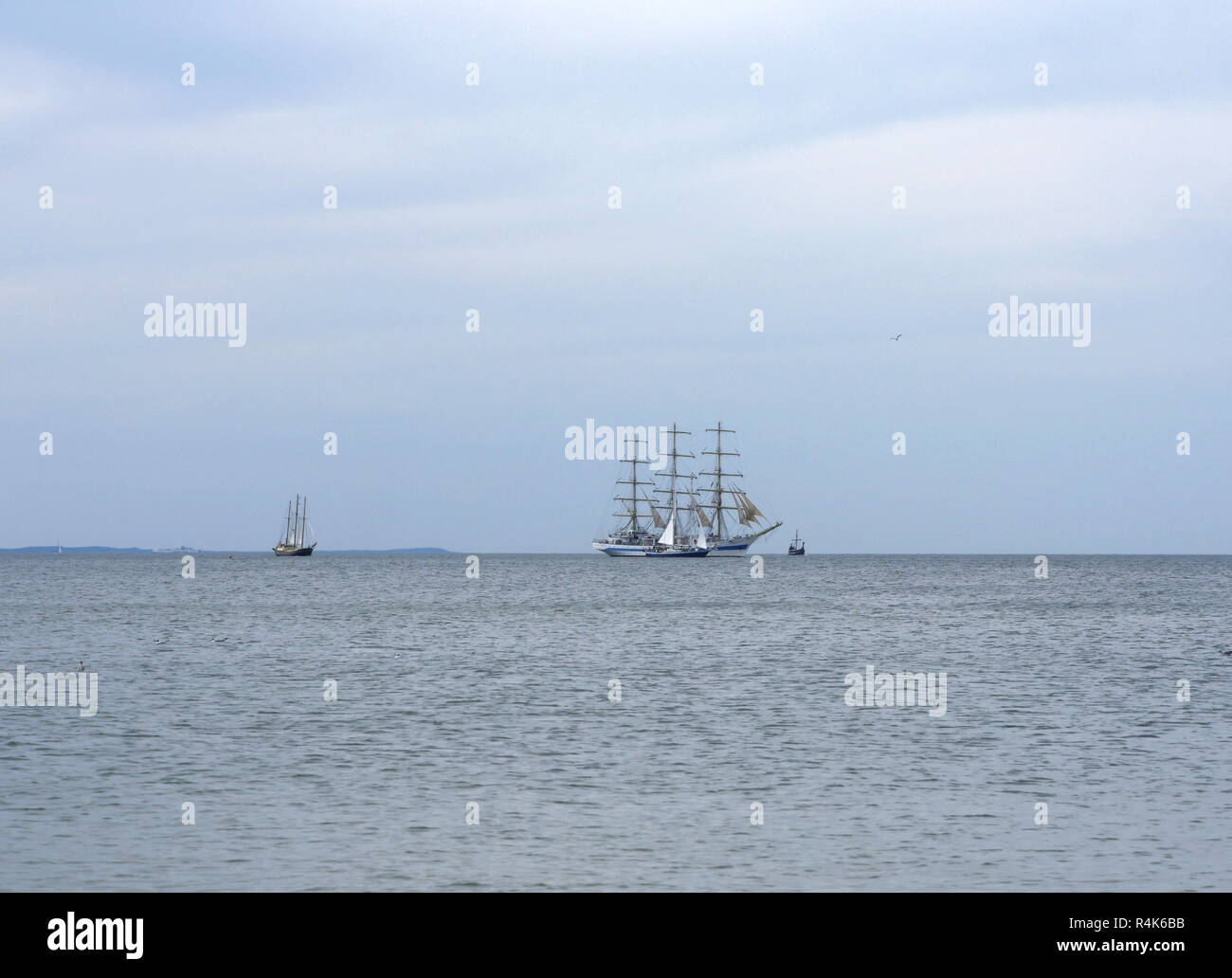 Che scorre sul mare vela-nave Su sfondo cielo Foto Stock