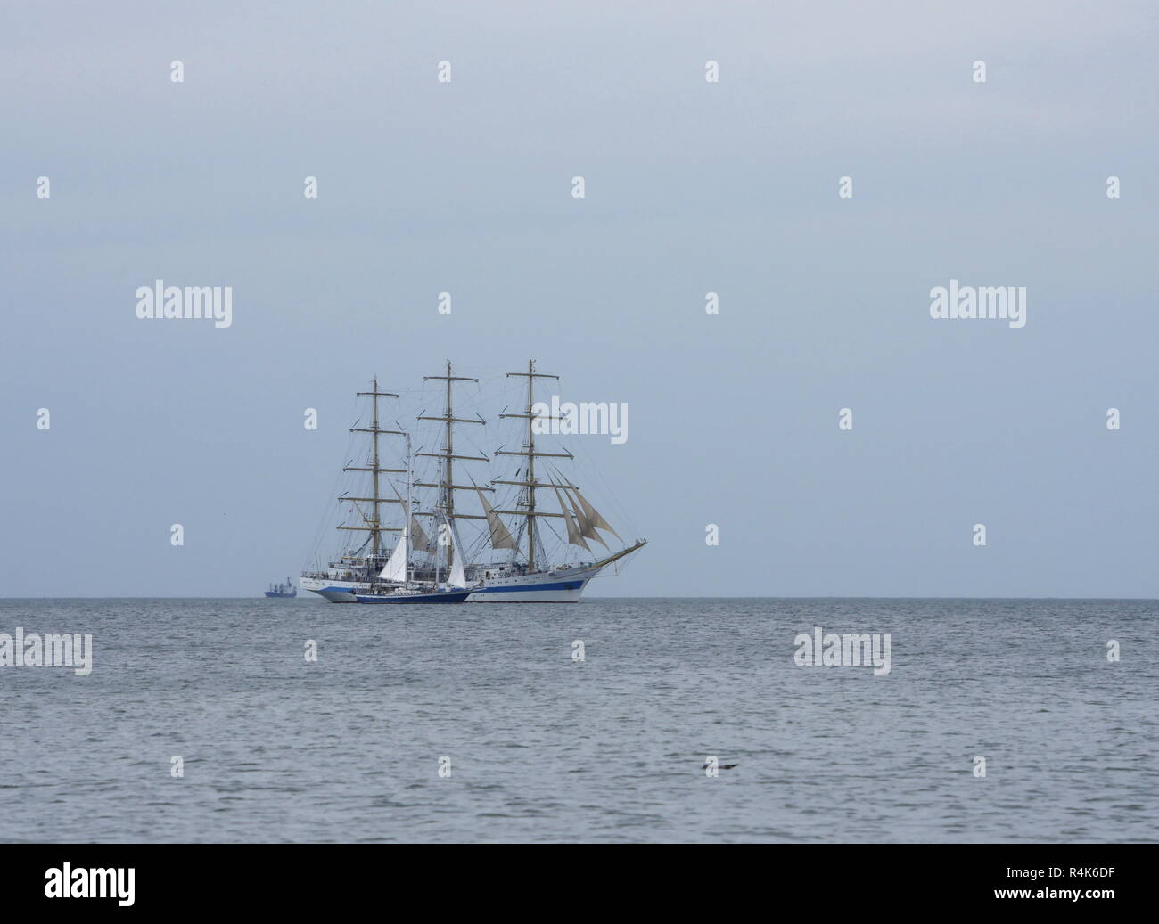 Che scorre sul mare vela-nave Su sfondo cielo Foto Stock