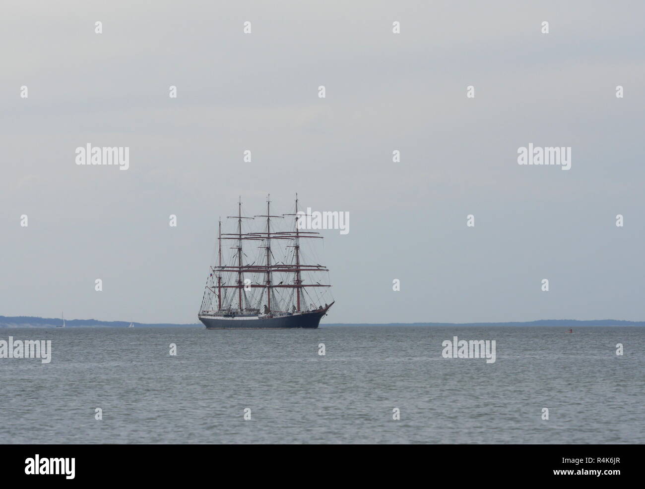 Che scorre sul mare vela-nave Su sfondo cielo Foto Stock