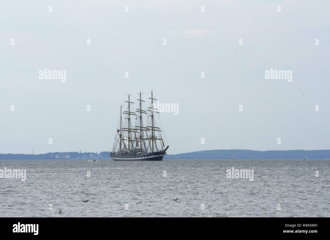 Che scorre sul mare vela-nave Su sfondo cielo Foto Stock