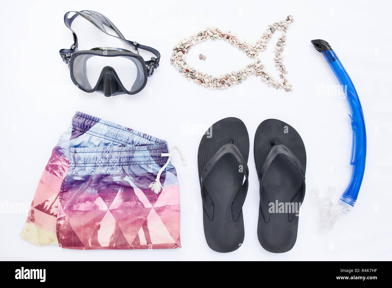 Spiaggia di vari accessori per lo snorkeling su sfondo bianco. Vacanze e viaggi, il mare e gli elementi dell'oceano, vista dall'alto Foto Stock