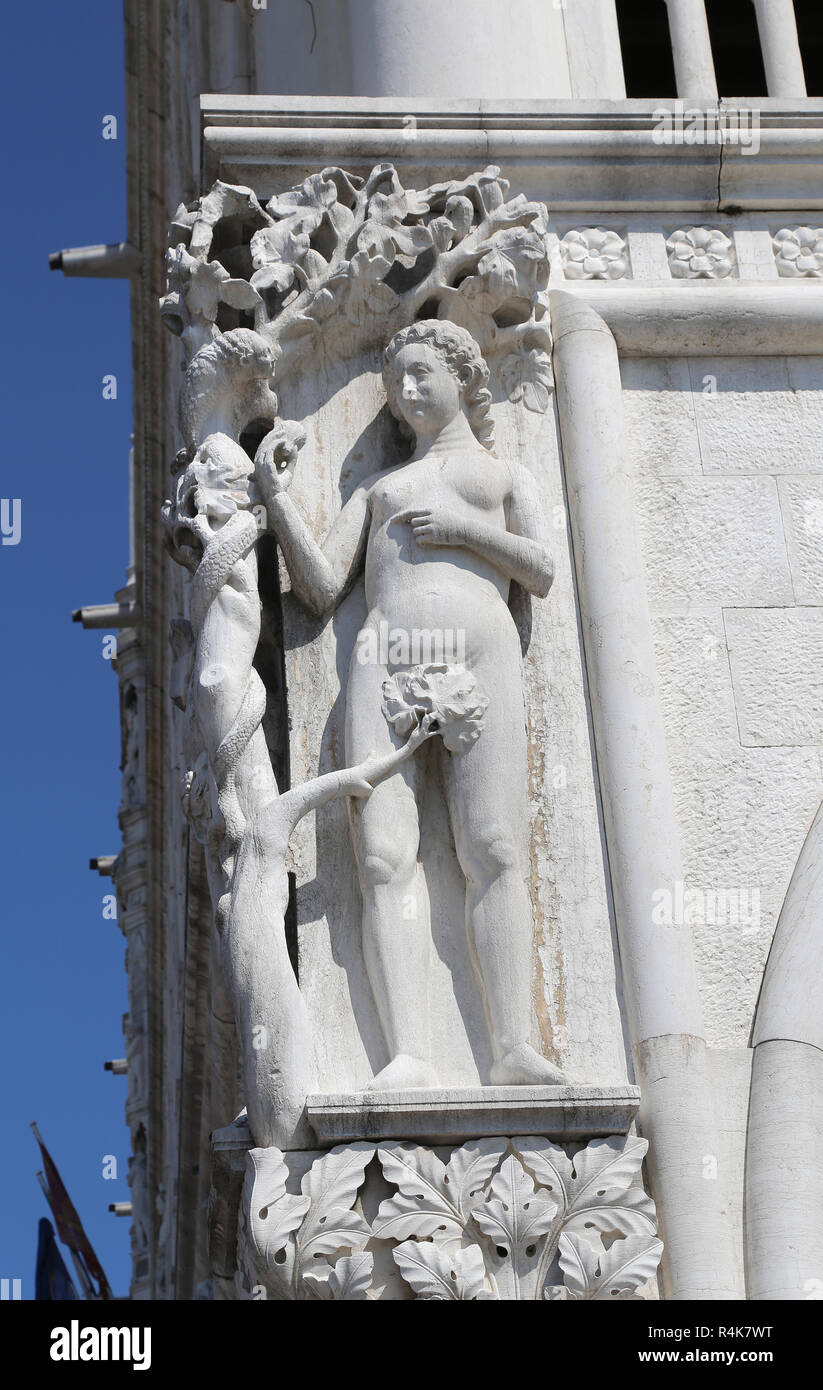 L'Italia. Venezia. Il Palazzo del Doge. Stile gotico veneziano. Adamo ed Eva. Dettaglio della vigilia. Da Antonio Rizzo (1439-1499). Regione del Veneto. Foto Stock