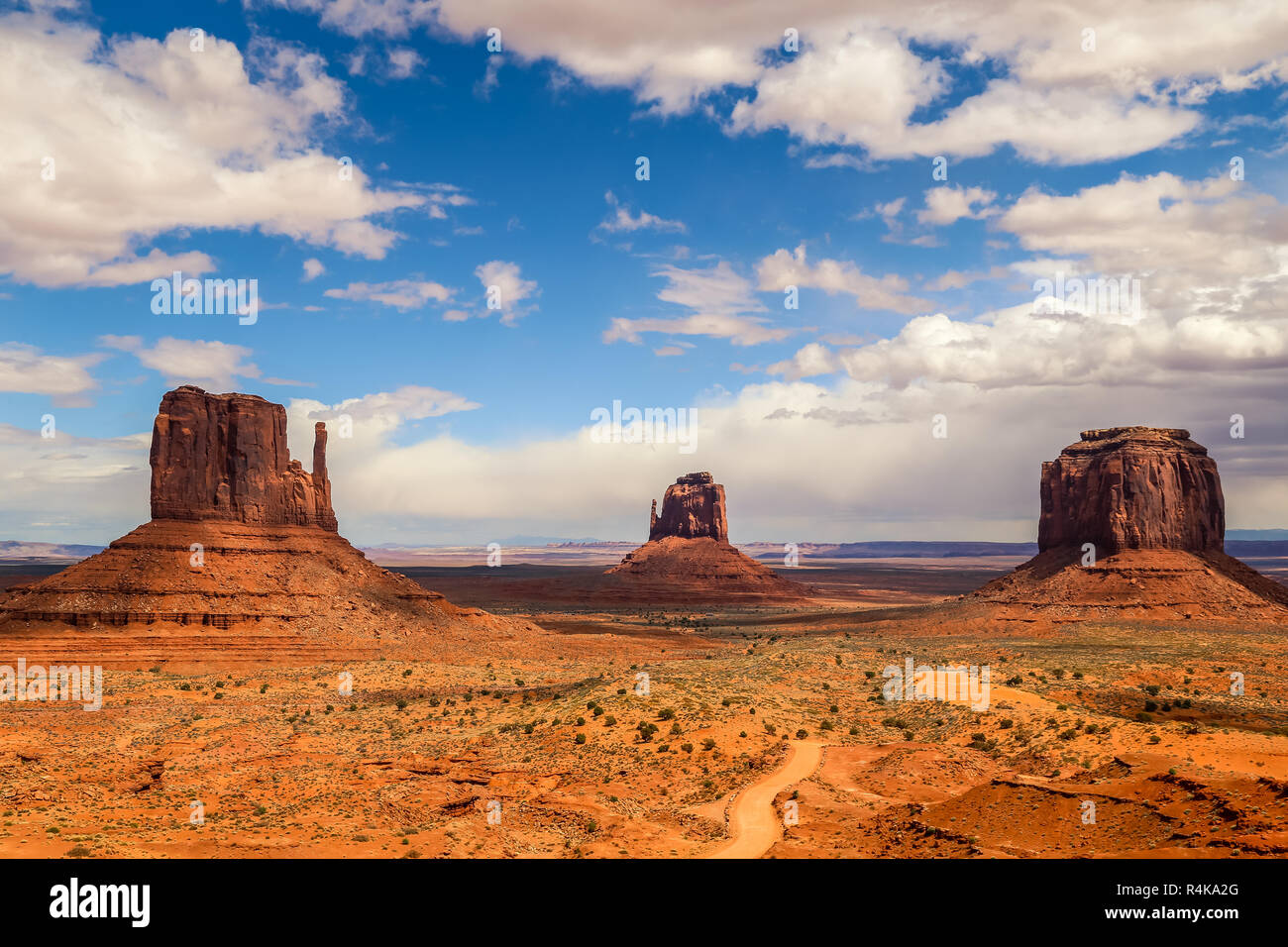 Strada tra arenaria buttes con un bianco e blu cielo nel deserto di oljato monument valley alla frontiera in Arizona e utah nel west americano Foto Stock