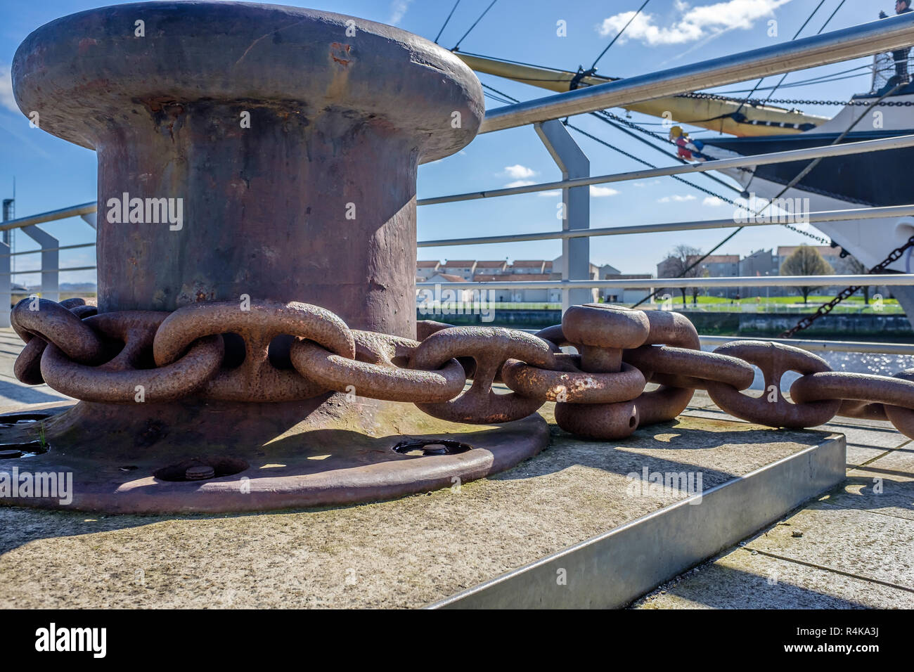 Un bollard catena e utilizzato per la legatura fino barche quando docking Foto Stock