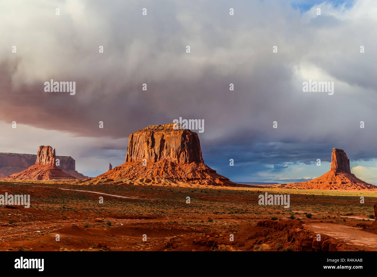 Arenaria buttes con le nuvole con un drammatico cielo tempestoso nel deserto di oljato monument valley alla frontiera in Arizona e utah nel west americano Foto Stock