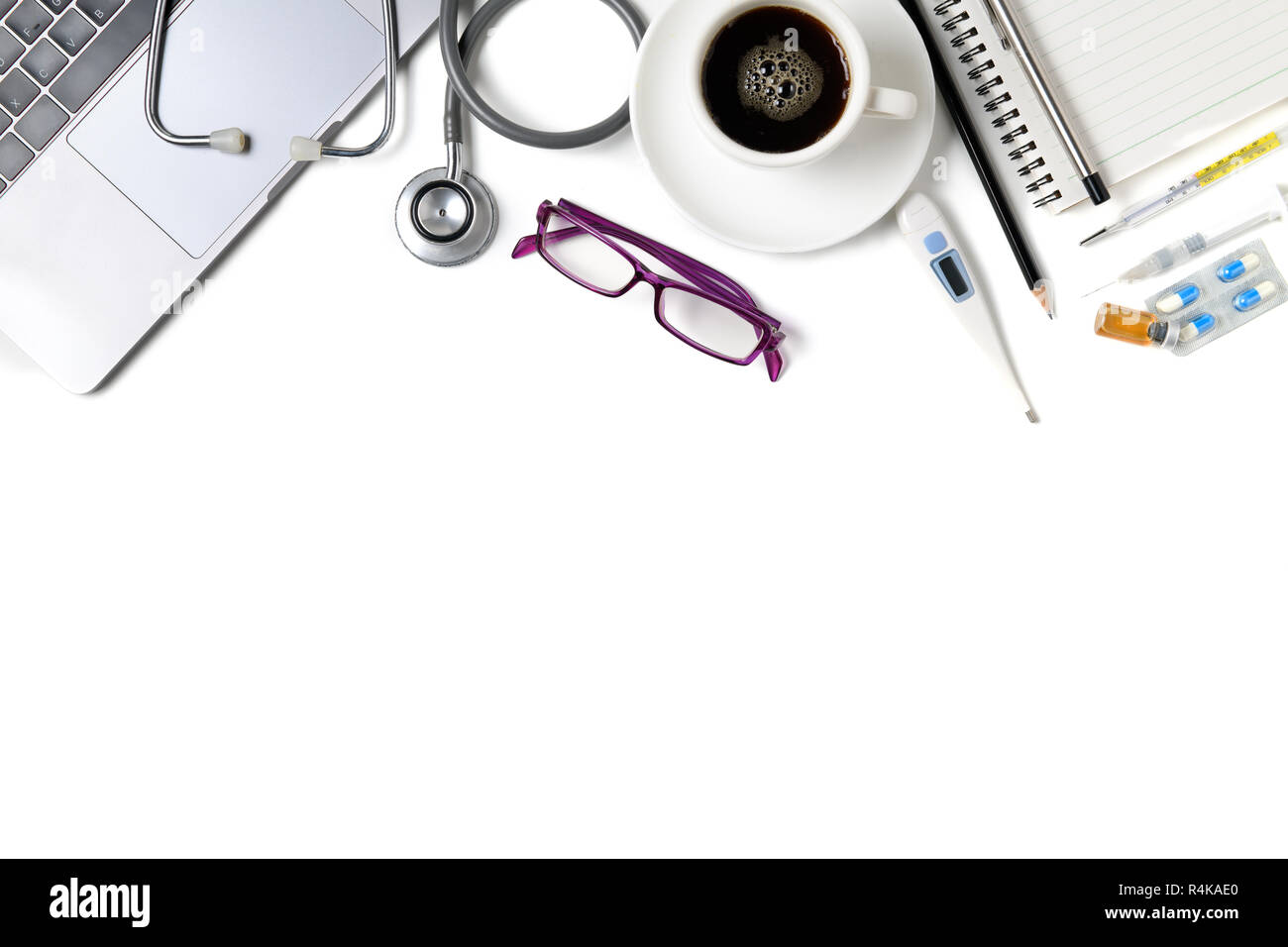 Vista superiore del medico scrivania con uno stetoscopio, caffè e laptop. Vista da sopra con copia spazio, laici piana. Foto Stock