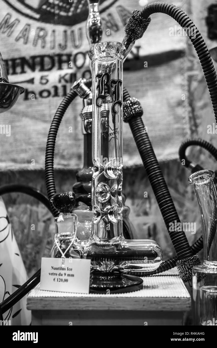 GENOVA,Italia-12 Ottobre,2018: Ganja shop vendere marijuana legalizzata, vetro bong tubi e accessori per fumatori weed.luce legale drug store in stretta u Foto Stock
