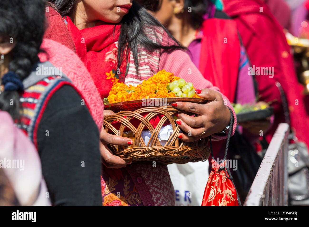 Pregando la donna a Bodhnath stupa di Kathmandu, Nepal. Foto Stock