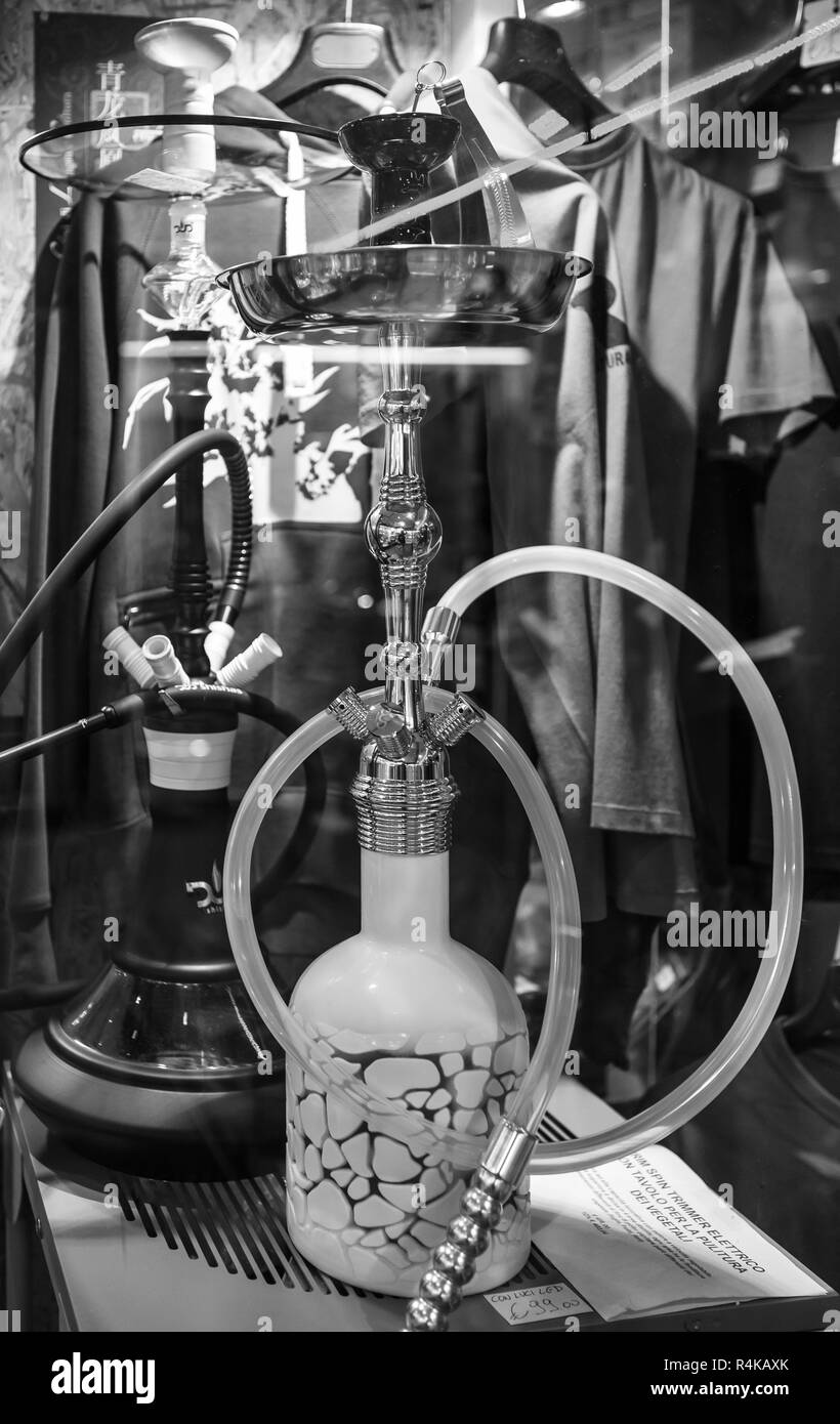 GENOVA,Italia-12 Ottobre,2018: Ganja shop vendere marijuana legalizzata, vetro bong tubi e accessori per fumatori weed.luce legale drug store in stretta u Foto Stock