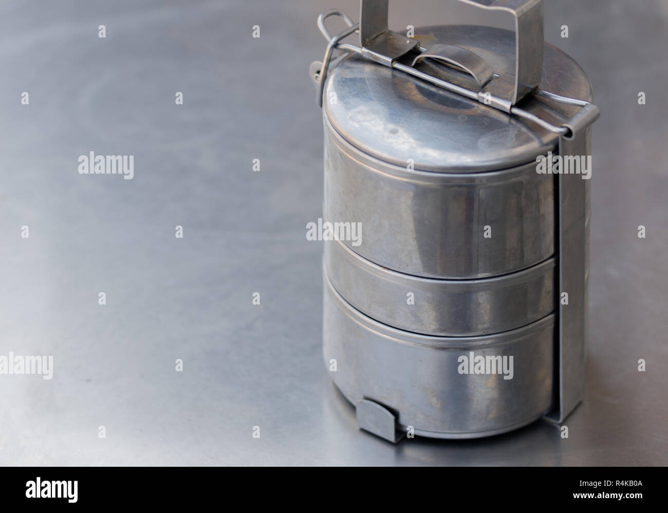 Vecchio ACCIAIO INOSSIDABILE scatola di pranzo Foto Stock