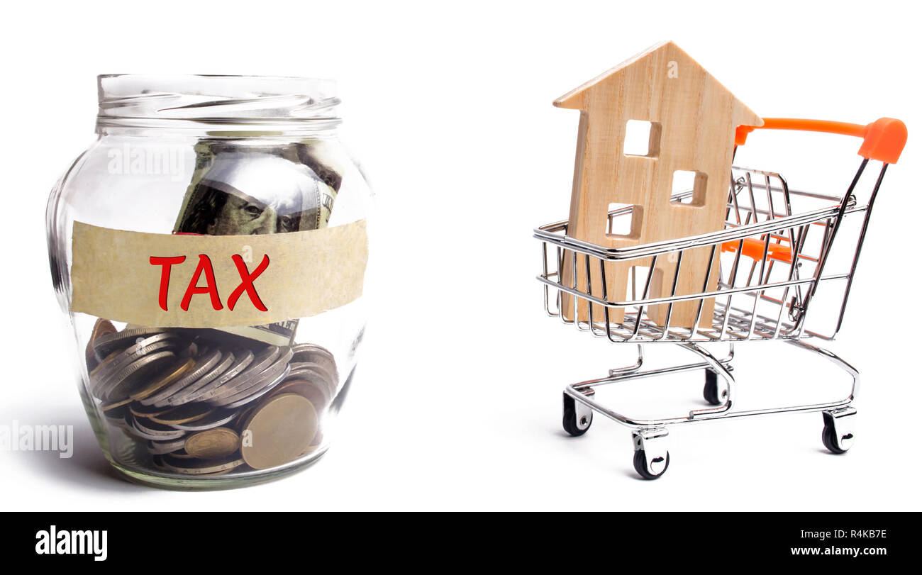 Vaso di vetro con le monete e la tassa di iscrizione e la casa. Il pagamento e il rimborso delle imposte per lo stato. Imposta fondiaria e immobiliare.L'accumulo di Foto Stock