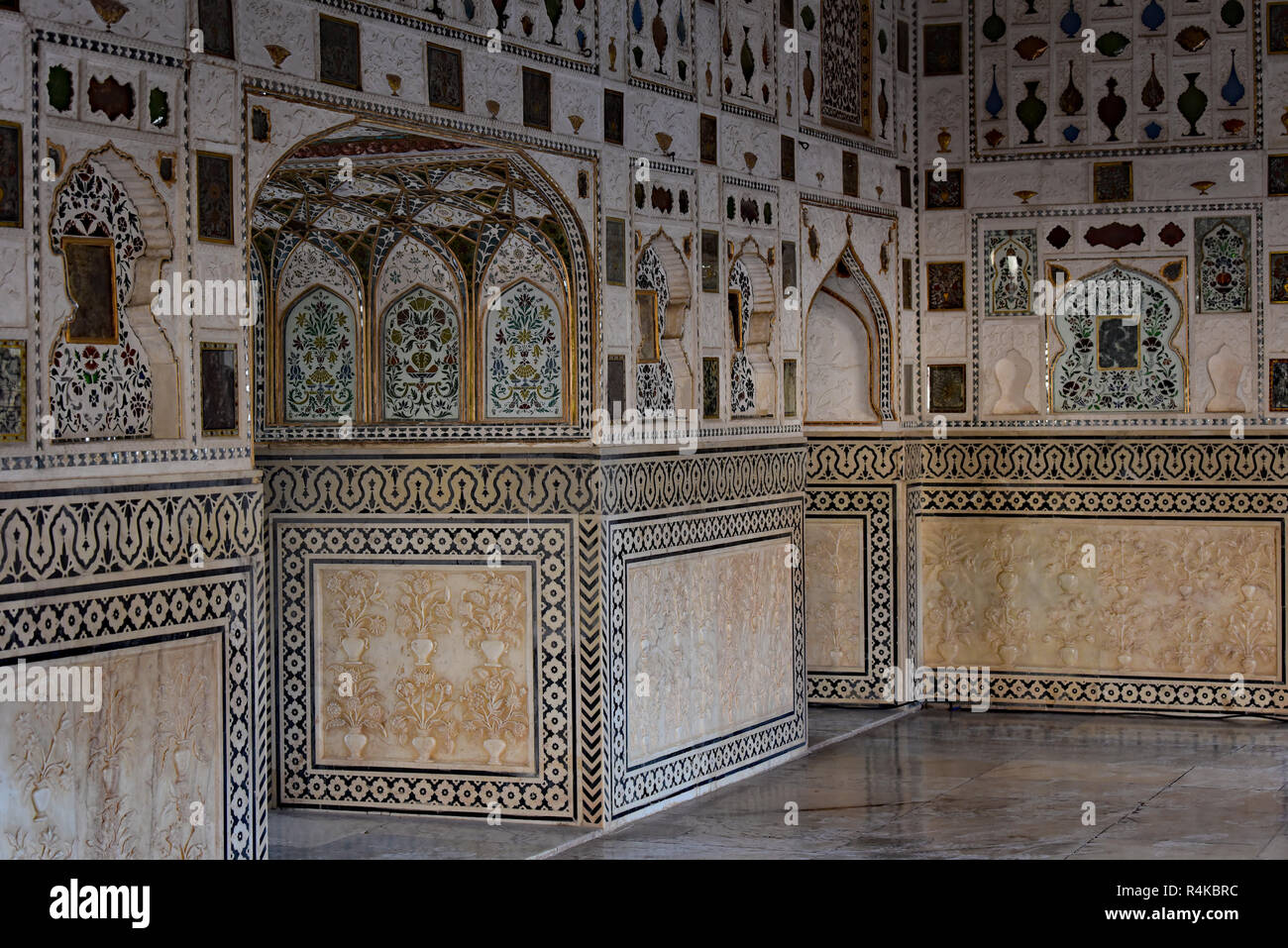 Sheesh Mahal (palazzo degli specchi), Forte Amber. Migliaia di piastrelle a specchio adornano le pareti e il soffitto di questa meravigliosa fort. Rajasthan, stato dell India occidentale. Foto Stock