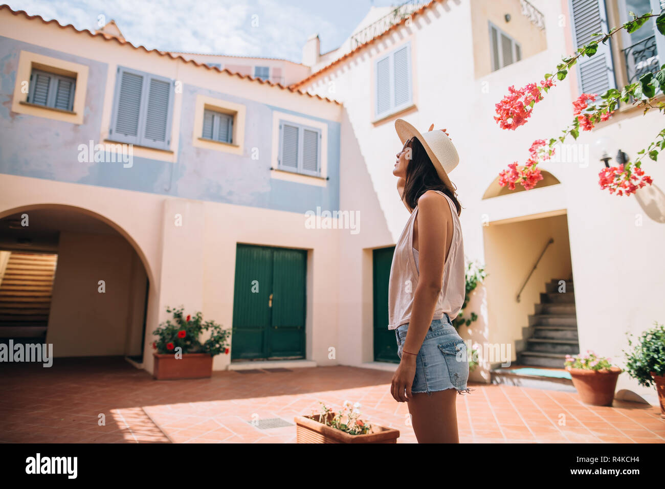 Giovane bella donna godere accogliente cortile Italia in Sardegna. Europa travel vacation Foto Stock