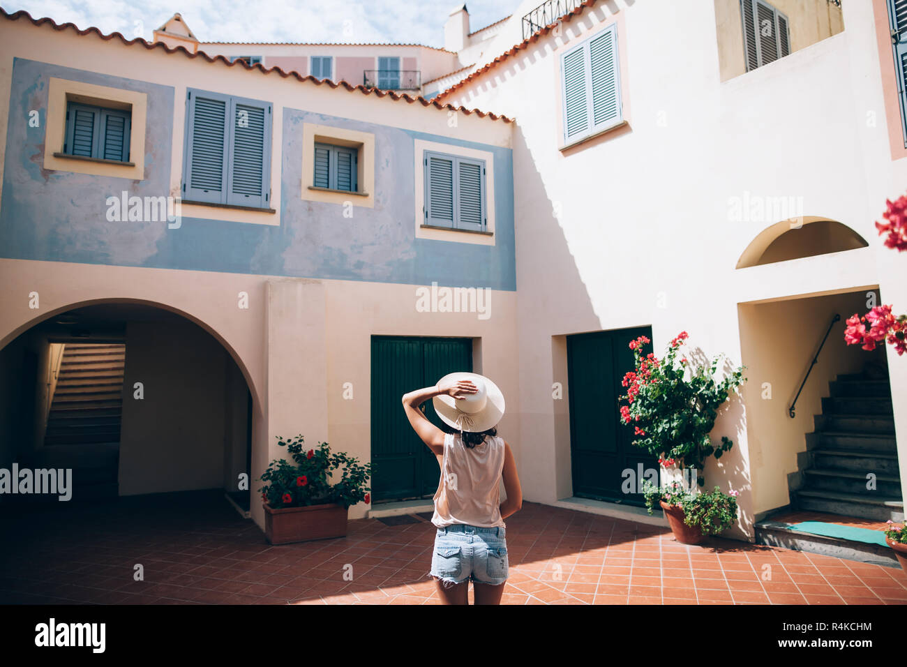 Giovane bella donna godere accogliente cortile Italia in Sardegna. Europa travel vacation Foto Stock