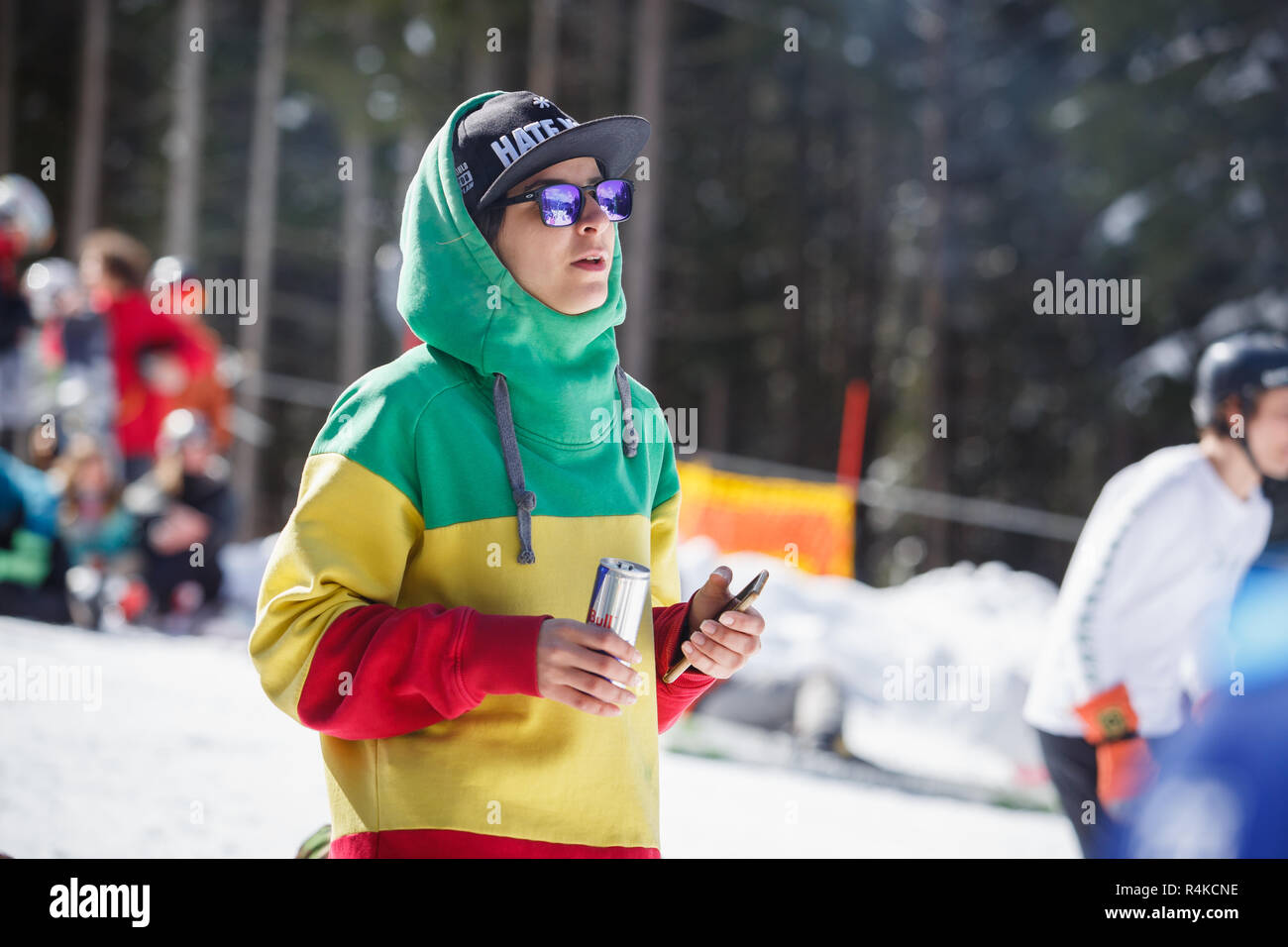 BUKOVEL,Ucraina-19 Marzo,2018: Rider ragazza di snap-back cappello e  occhiali da sole bevande Red Bull bevanda dalla possibile.L'azione invernale  sport festival in snow park Foto stock - Alamy