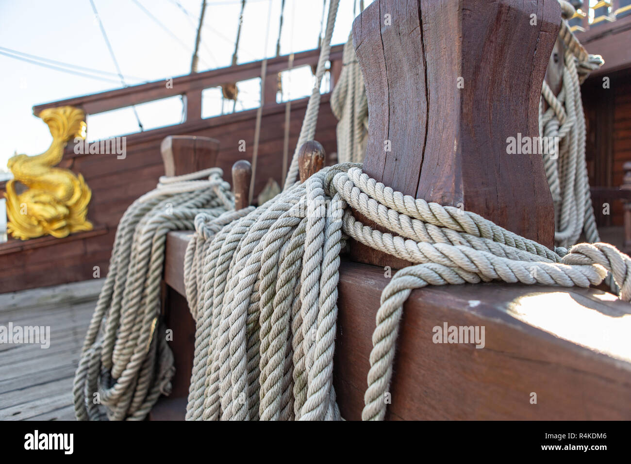 GENOVA,Italia-13 Ottobre,2018: legno grande nave pirata Nettuno nel porto di Genova città in Liguria.famoso galeone spagnolo replica dal film Pirati da R Foto Stock