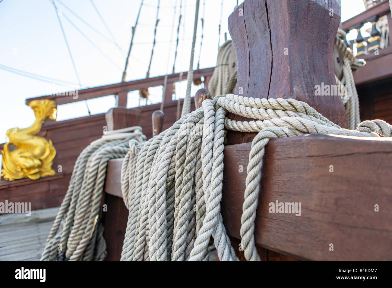 GENOVA,Italia-13 Ottobre,2018: legno grande nave pirata Nettuno nel porto di Genova città in Liguria.famoso galeone spagnolo replica dal film Pirati da R Foto Stock