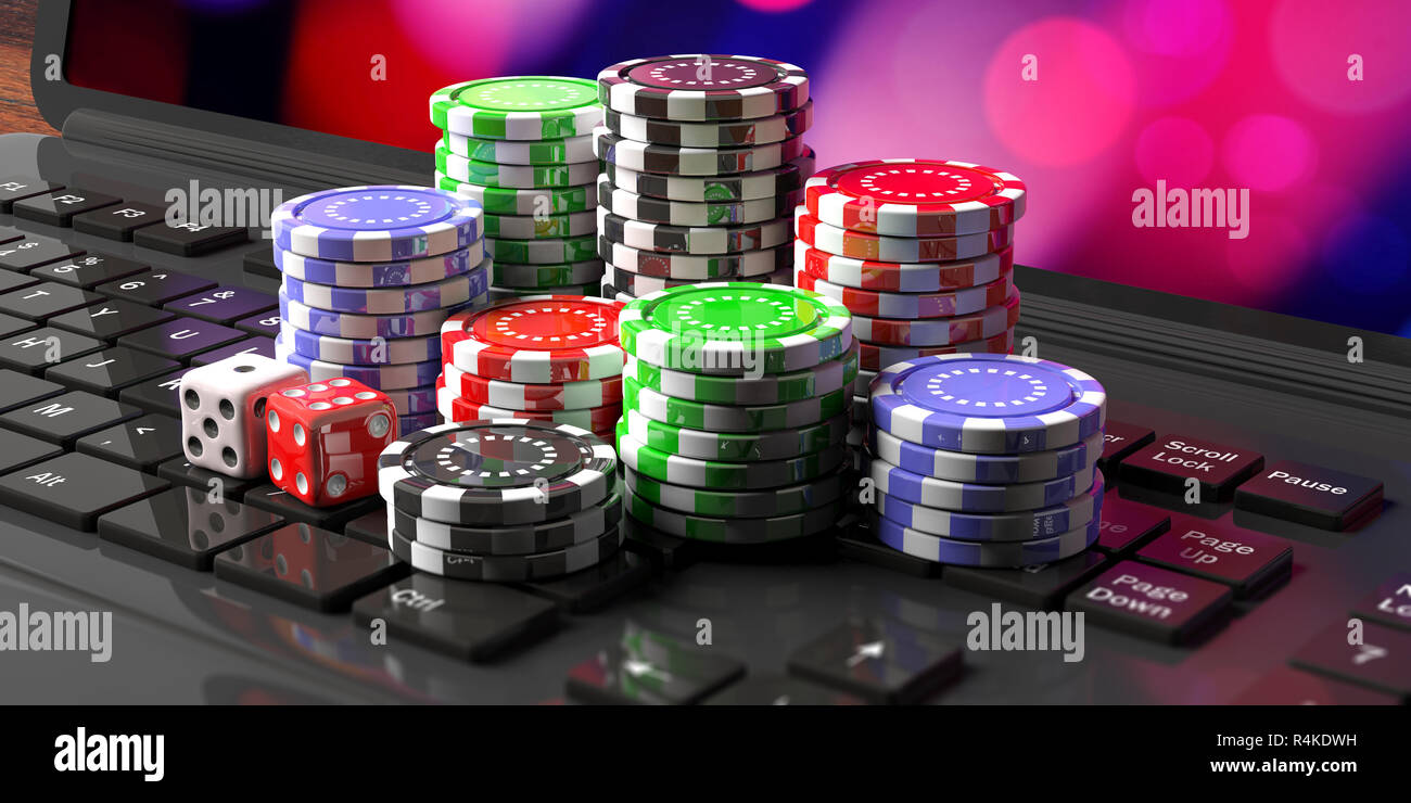 Online casino, concetto di scommesse. Poker chips e dadi sul calcolatore nero tastiera portatile. 3d illustrazione Foto Stock