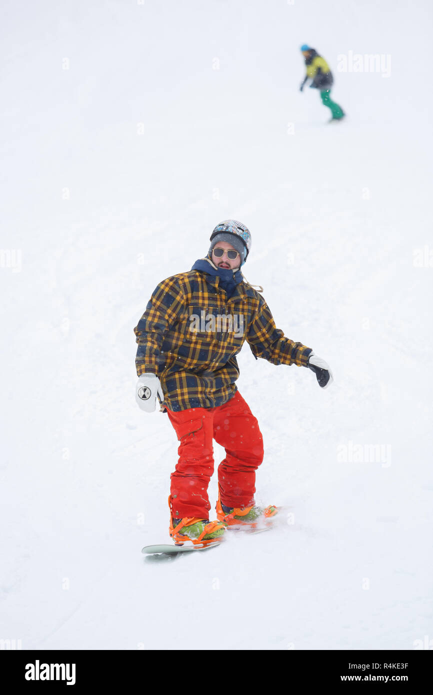 BUKOVEL,Ucraina-20 Marzo,2018: snowboard contest in winter park.giovani atleti competere in Snowboard.Cool sport estremo la concorrenza per la gioventù Foto Stock