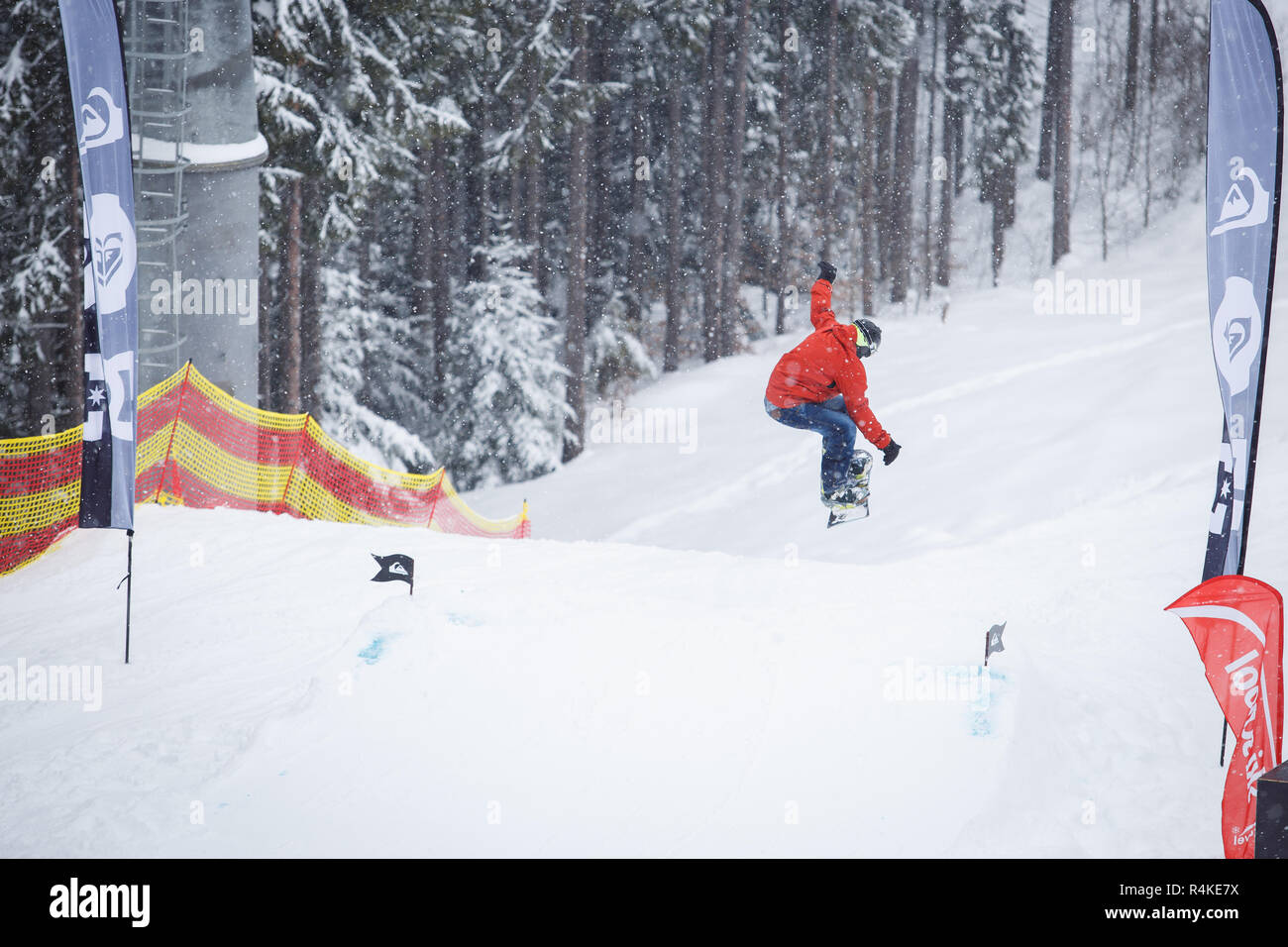 BUKOVEL,Ucraina-20 Marzo,2018: snowboard contest in winter park.giovani atleti competere in Snowboard.Cool sport estremo la concorrenza per la gioventù Foto Stock