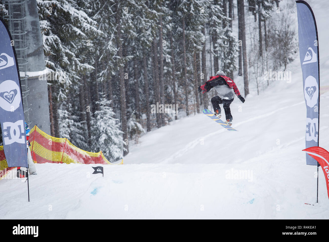 BUKOVEL,Ucraina-20 Marzo,2018: snowboard contest in winter park.giovani atleti competere in Snowboard.Cool sport estremo la concorrenza per la gioventù Foto Stock