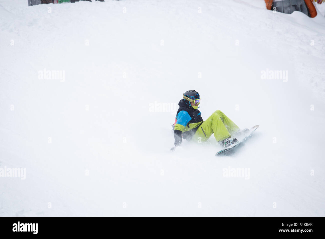 BUKOVEL,Ucraina-20 Marzo,2018: snowboard contest in winter park.giovani atleti competere in Snowboard.Cool sport estremo la concorrenza per la gioventù Foto Stock