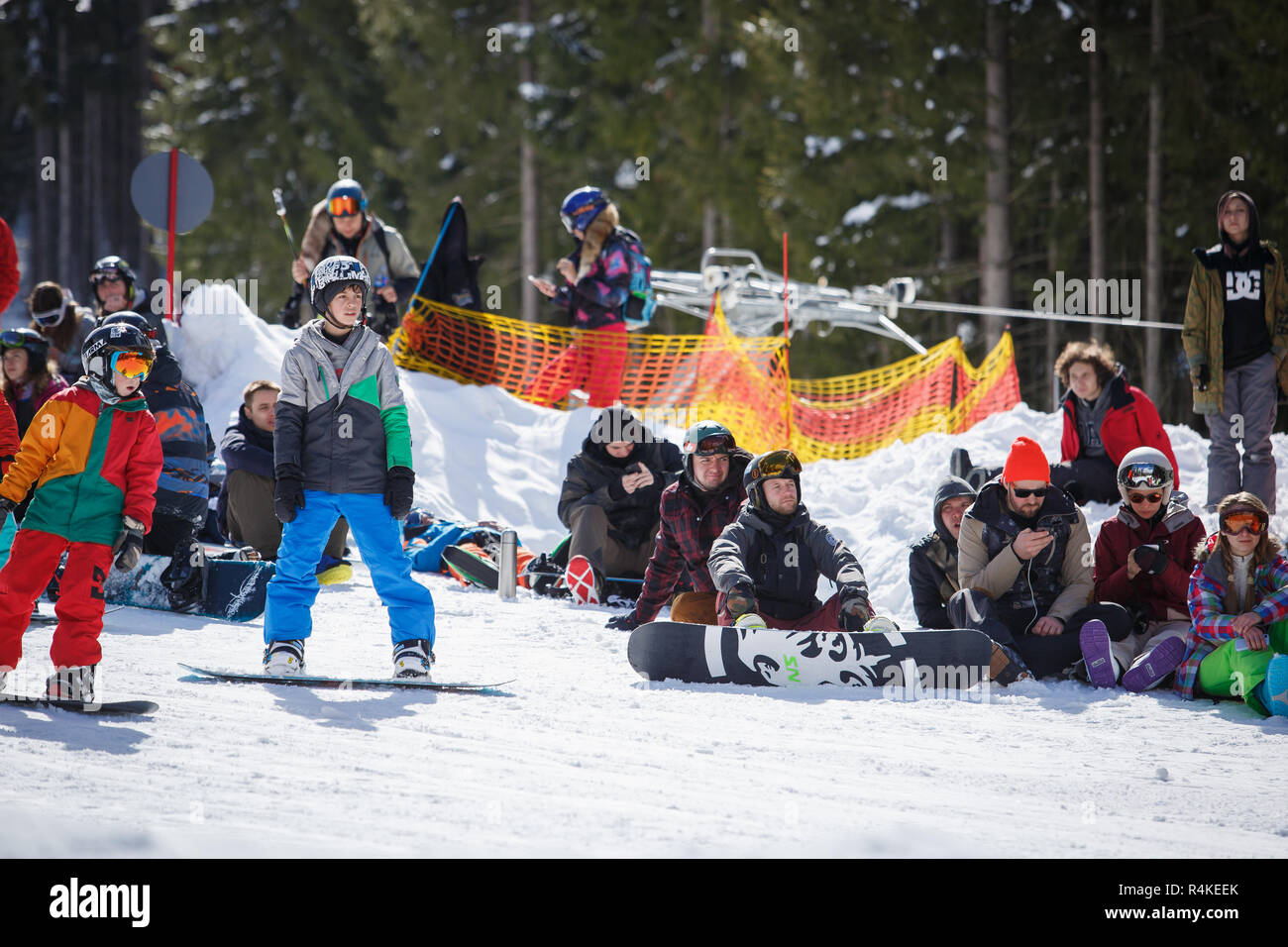 BUKOVEL,Ucraina-20 Marzo,2018: snowboard contest in winter park.giovani atleti competere in Snowboard.Cool sport estremo la concorrenza per la gioventù Foto Stock