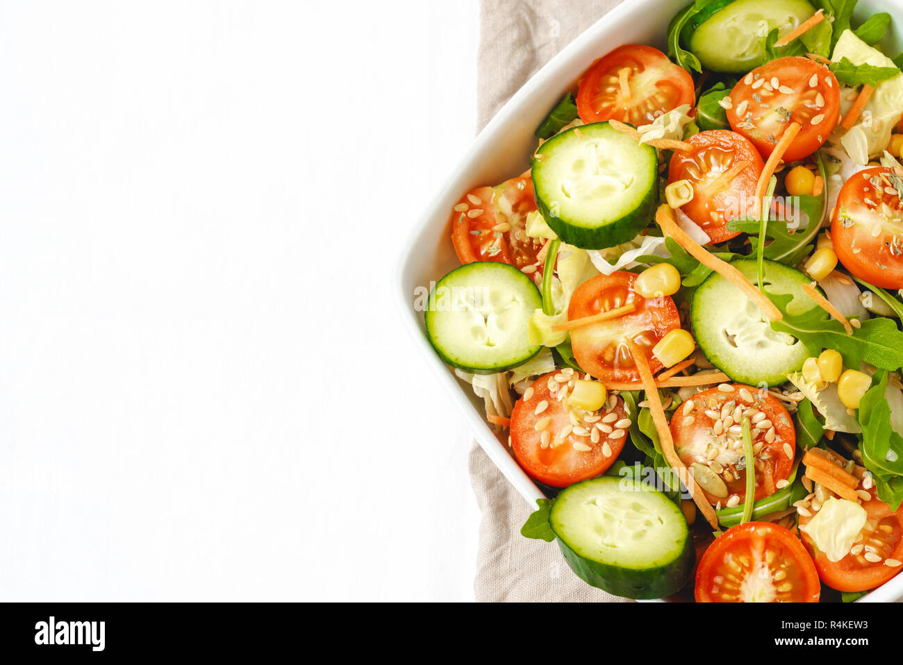 Piatto di laici fresca insalata gustosa, mangiare sano, dieta vegetariana, vegan. Detox, gustoso cibo sano Foto Stock