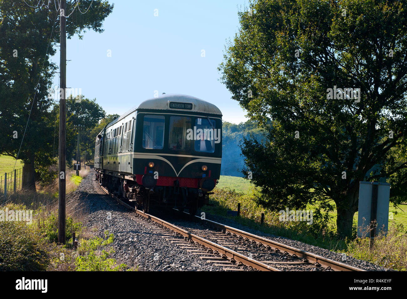 Ex British Railways Classe 108 Meccanica Diesel Multiple Unit climbing Tenterden Banca al Cranbrook Road sul Kent & East Sussex Railway Foto Stock
