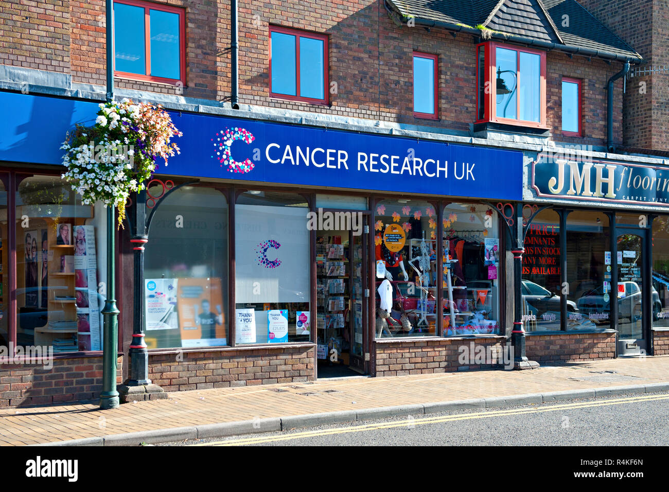 La ricerca sul cancro carità shop nella strada commerciale, Paddock Wood, Kent. Regno Unito Foto Stock